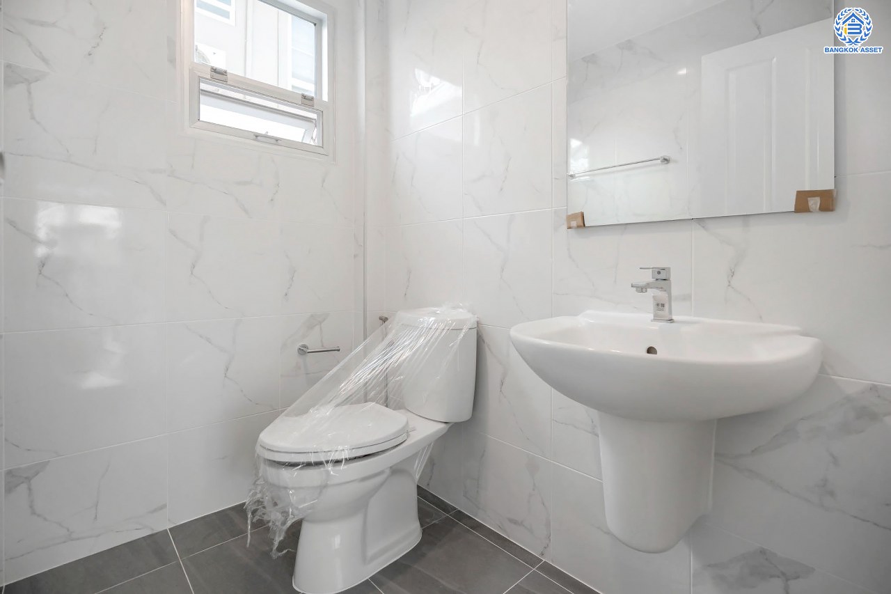 บ้านมือสองตกแต่งใหม่ โครงการ ไลฟ์ บางกอก บูเลอวาร์ด ราชพฤกษ์-รัตนาธิเบศร์ เนื้อที่ 50.3 ตร.ว. ดีไซน์ตอบทุกไลฟ์สไตล์ ฟังก์ชัน 3 ห้องนอน 3 ห้องน้ำ จอดรถได้ 2 คัน บนทำเลติดถนนราชพฤกษ์ เชื่อมต่อทุกเส้นทาง ใกล้รถไฟฟ้าสายสีม่วง "สถานีท่าอิฐ" และจุดขึ้นทางด่วน "ศรีรัช"